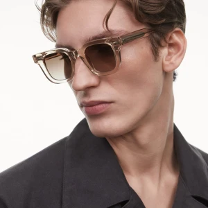 Chimi solglasögon 004 - Säljer mina fina solglasögon från Chimi då jag har insett att denna modellen inte riktigt passar mig💗 Solglasögonen är i väldigt fint skick och har inga defekter på sig. De är i modellen 004 och i färgen light ecru💗