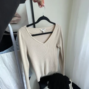 stickad topp - jätte fin stickad topp från Vero Moda som tyvärr inte kommer till användning. Använd fåtal gånger, därav fint skick. Inte nopprig heller❣️