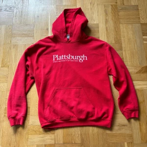 Plattsburgh Univerisity hoodie  - Clean Plattsburgh Uni hoodie i rött. Size M 