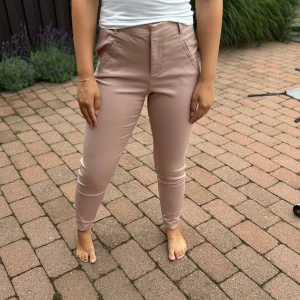 Rosa kostymbyxor från Only  - Fina och bekväma kostymbyxor från Only.  Storlek XS 