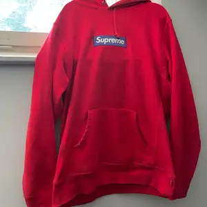 Skön supreme hoodie jag haft sen droppet fw17.  Den e använd men i bra skick för sin ålder.  Om ni vill ha mer bilder är det bara att skriva. Byter gärna ocksp mot ngt annat kul.