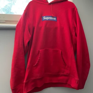 Supreme boxlogo - Skön supreme hoodie jag haft sen droppet fw17.  Den e använd men i bra skick för sin ålder.  Om ni vill ha mer bilder är det bara att skriva. Byter gärna ocksp mot ngt annat kul.