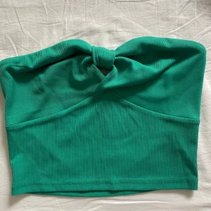 Grön tubtopp  - Jättebra skick då den knappt är använd. Finns en gummi grej på insidan så den inte glider ner. Storlek står inte men skulle säga att det är en xs💞