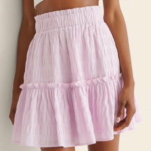 Rosa kjol  - Rosa kjol från NAKD. Säljer för att den inte kommer till användning. Jätte fin nu till sommaren. Nypris 449kr