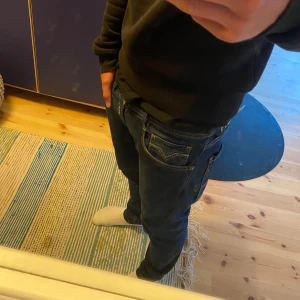 UNIKA Replay jeans - Feta Replay jeans som är omsydda. Modellen är Rocco men dem är omsydda proffesionellt så att passformen är likt anbass. Unika då dem har kvar sakerna som en Rocco modell har som ex att dem är längre i baken. OBS slitningen går nog bort med knotmaskin