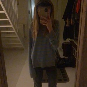 Blå grå randig tröja  - Säljer nu denna gamla trendiga tröja från zara som är blå grå randig och super fin!🥰