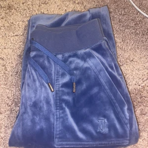 Juice couture -  Säljer för att de inte kommer till användning jag har ett par andra i en annan storlek dessa uppsydda 5 cm som är jätteenkel att ta bort om man vill det på på tredje bilden ser man ser de,  det är fickor på rumpa 💝 