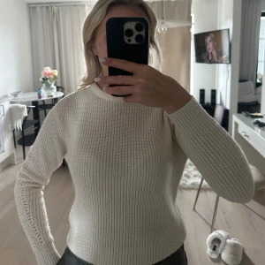 Stickad tröja  - Stickad tröja från Mango i storlek s. Sitter som en XS skulle jag säga🤍