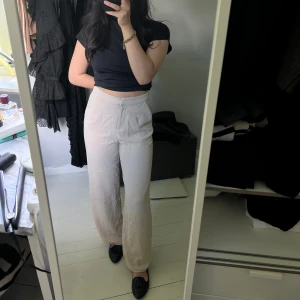 Byxor - Tveka inte vid frågor! Säljs på grund av flytt och rensning 🌸