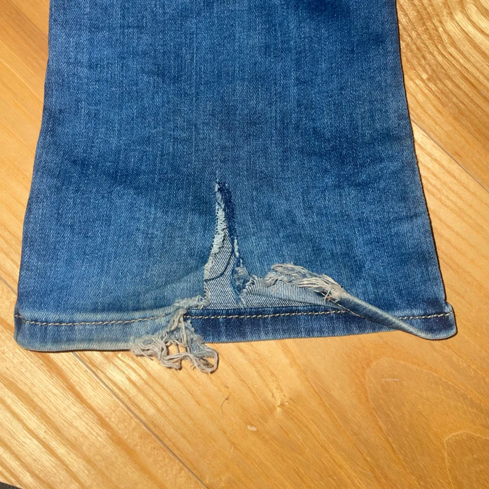 Intressekoll!! På mina ltb jeans i modellen valerie. Tyvärr har dem gått sönder lite vid ena benet längst ner (bild 4) och ett pyttelitet hål vid sidan av låret (vilket jag själv inte tycker märks, se bild 5)💞 Annars i bra skick❤️. Jeans & Byxor.