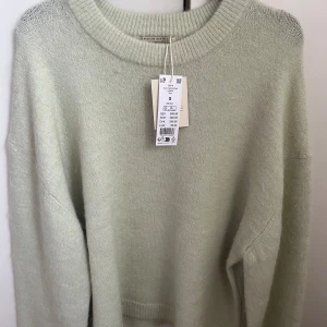 Stickad tröja  - Stickad tröja från Gina tricot strl S med lappen kvar 