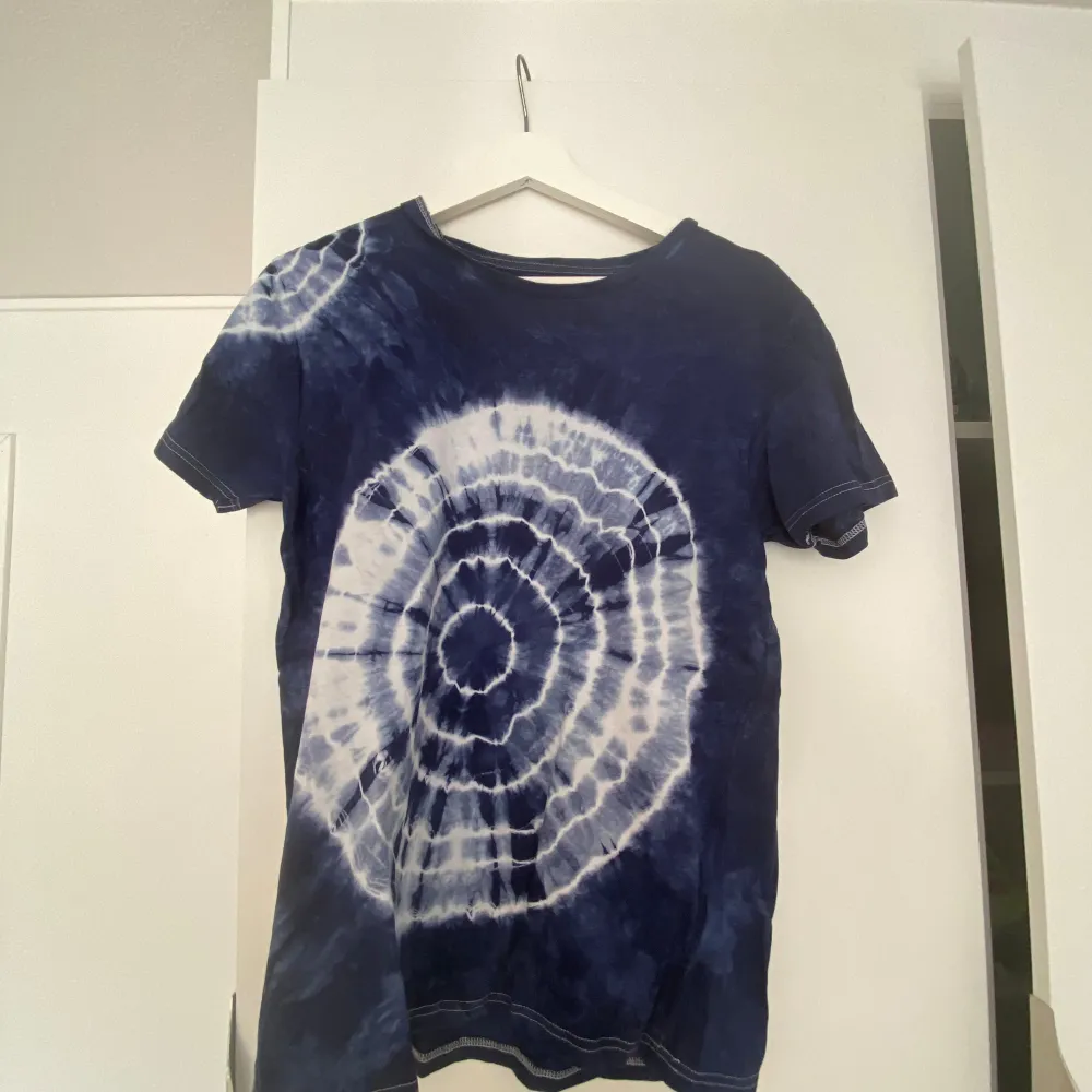 2 st tie dye t-shirts som endast säljs i paket. 1 i storlek M men tight modell från ASOS design. 1 i storlek S från lager 157. Bådas tie dye är hemmagjorda inför en 70-tals fest. T-shirts.