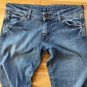 Low waist jeans!! - Säljer de snyggaste lågmidjade jeansen från Wrangler då de inte passar mig. Jeansen är som nya -dock fattas prislapp. Skulle säga att storleken på jeansen är Xs/s. Färgen på jeansen är perfekt vilket gör det lätt att styla. Hör av er vid frågor!🩷🩷