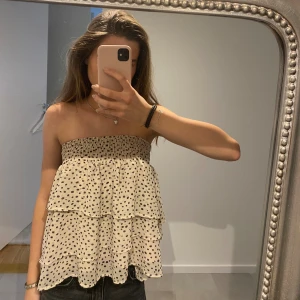 Volang kjol - Säljer denna volang kjolen! Superfin kjol men jag brukar använda den som en topp. Så fint nu när man är brun 🥰🥰