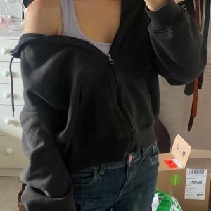 Svart oversize hoodie - Axelbred: 43 cm Längd: 55 cm Ärmlämgd: 66 cm