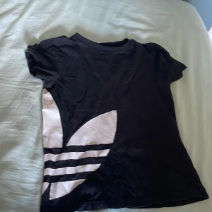 Svart adidas t-shirt - Svart tröja med adidas loggan på. 