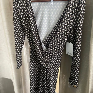 mästrad klänning - En mönstrad klänning Stl. S