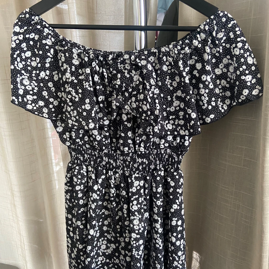 Svart blommig klänning