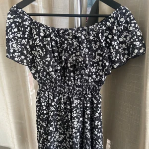 Svart blommig klänning  - Klänning från Shein Stl. Eu38 SIZE M
