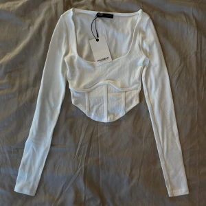 Topp - En söt vit topp från Pull&Bear som aldrig är använd och har taggen kvar. Skriv vid fler frågor! <3