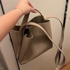 Grön/beige väska från Gina Tricot  - Banden går att ta bort! Använt 2 gånger