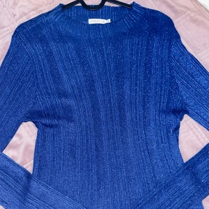 Stocklm tröja  - Säljer min unika stoklm tröja som glittrar så fint dock aldrig kommit till användning. 