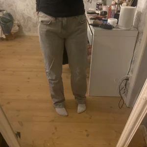 Gina jeans  - Säljer dessa gråa jeans från Gina i super bra skick💞
