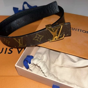 Louis Vuitton bälte  -   Säljer mitt LV bälte, modell: Initiales 40mm Reversible Belt Storlek: 95 cm     Fick den i examenspresent och den är använd 2 gånger.  Bältet är i mycket gott skick och kommer med original boxen, dustbag samt påsen.  Har tyvärr inte kvittot kvar.  