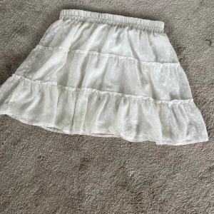 Vit volangkjol - Säljer vit volangkjol från FB sisters (köpt utomlands) I st XL, är i bra skick (Tvättas innan jag skickar)