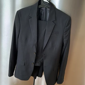 Kostym storlek 170 - 2 stycken svarta kostymer, kavaj och kavajbyxa. Använda ett fåtal gånger. 200 kronor styck