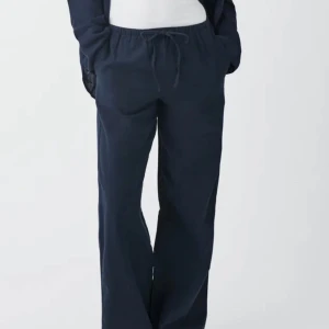 Linnebyxor  - Marinblå linnebyxor från Gina tricot.  Bara använda typ 3 gånger, bra material och bra stretch i midjan, passar också s och xxs