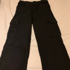 Mid/low waist cargo pants - Svarta cargo pants. Har köpt för ungefär 100kr ifrån shein. Har aldirg använt dom så dom är helt nya 