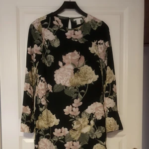 Blommig klänning - Klänning se bild. Blommig, nyskick