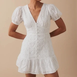 Vit klänning  - Slutsåld klänning från Gina. Använd 1 gång❤️