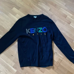Kenzo sweatshirt stickad strlk L - Nyskick, nästan helt oanvänd, storlek L men tröjan är liten i storleken så känns som M. Nypris: 2500
