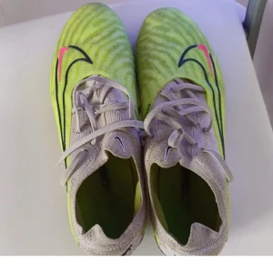 Nike phantoms - Nike phantom fotbollskor. Ser smutsigare ut på bilden än i verkligheten.