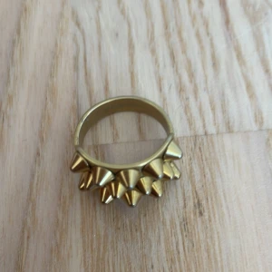 Edblad ring -  byter min Edblad ring i storlek 19.50 mot silver. Det går också bra att köpa den för 340 kr. Den är i jättefin skick. Säljer då jag är silver tjej💞