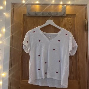 T-shirt med hjärtan från Only - Säljer denna supersöta t-shirt med hjärtan, använd enstaka gånger men i väldigt bra skick ❣️Storlek M men är mer S då den är från Only Petite ❣️