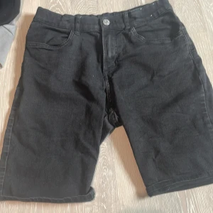 Shorts  - Shorts i stolek 164. Pris går att diskuteras vid snabb affär.