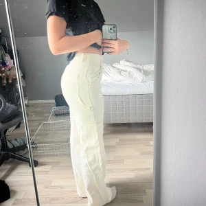 Chinos - Krämvita chino liknande byxor. Väldigt snygga och sitter snyggt. Använder inte de så mycket som jag önskat och säljer därför dem. 