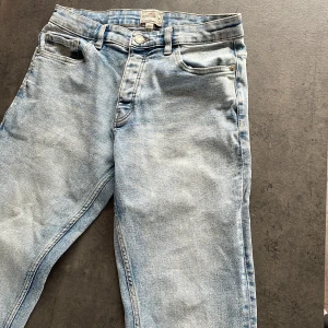 Ljusblåa jeans, regular taperfit - Ljusblåa jeans från next som är i storlek 30R, lite stretchiga så passar mycke bra. För fler bilder eller frågor är det bara att skriva.