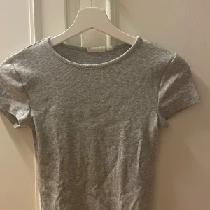Grå t-Shirt  - Jätte skön tröja som är ribbad 