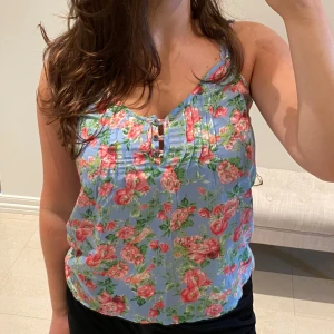 Topp - Somrig blus, knappt använd. Pris går att diskuteras🥰