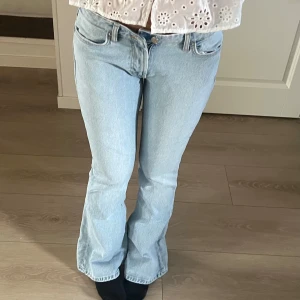 Blåa jeans zara  - Blåa jeans zara i storlek 36\S