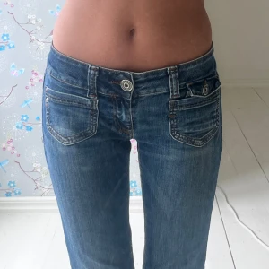 Low waist only jeans - Lågmidjade jeans ifrån only, de är i fint skick. Står ingen direkt storlek men passar mig som är en XS/S❣️