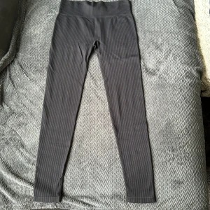 Ribbade träningstights  - Svarta ribbade träningstights från lager157, aldrig använda! 