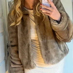 Vegan päls-jacka 🧸🤎 - Perfekta faux-päls jackan 🤎🧸
