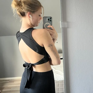 Topp - Snygg Kropptopp med öppen rygg som inte kommit till adnväning 