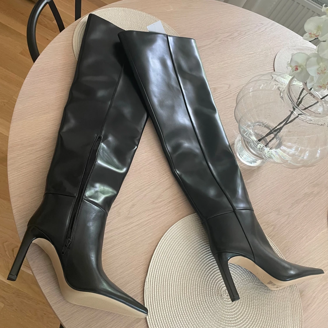 Helt nya, aldrig använda skinnstövlar med prislapp kvar 