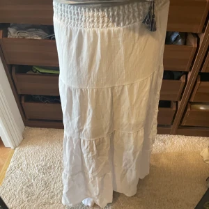 Långkjol från H&M - Säljer min långkjol från h&m då den är lite kort, använd ca 3 ggr, nypris 199kr, vill man ha den lågmidad passar den nog 155💘